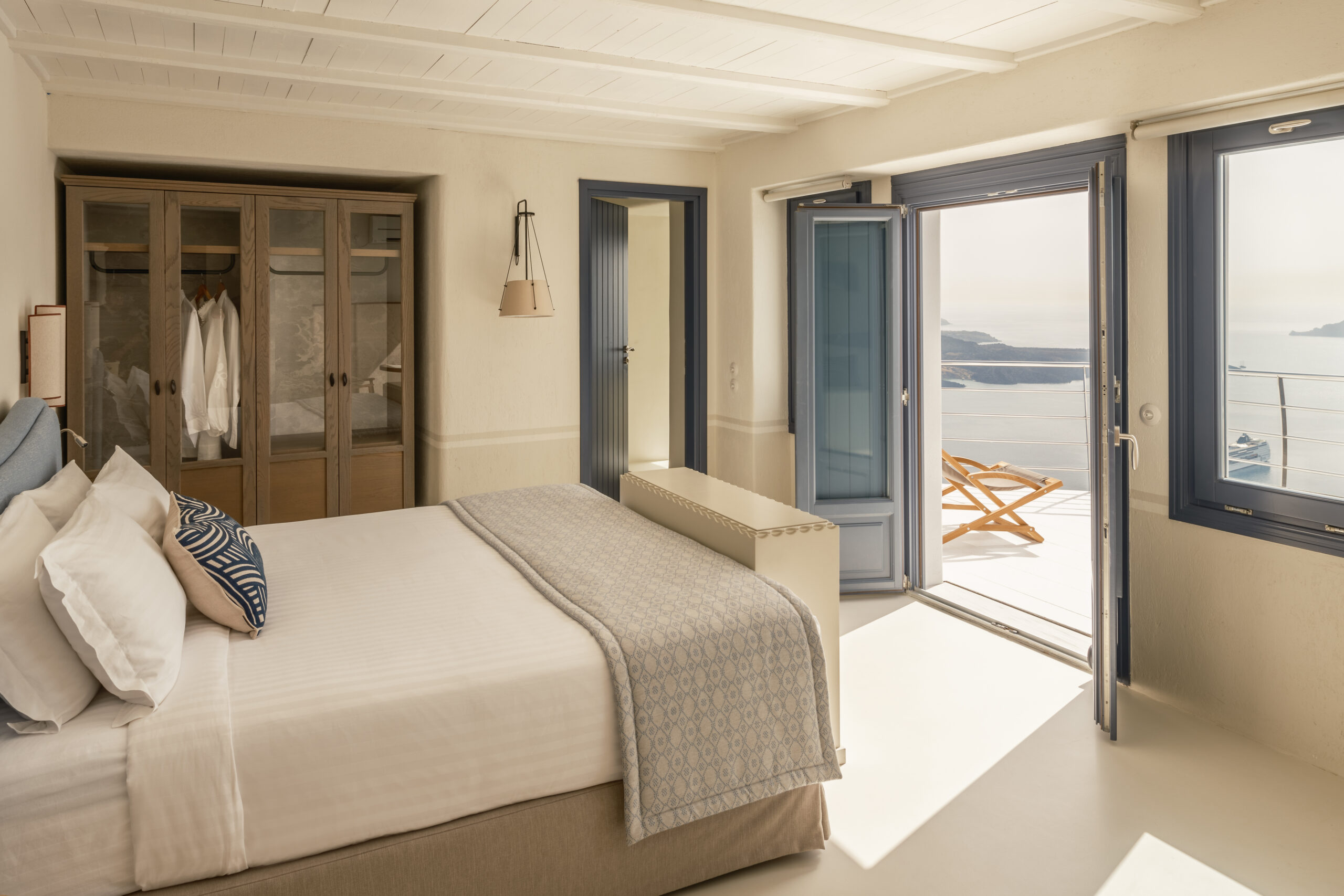 homeric-poems-hotel-santorini-tlab